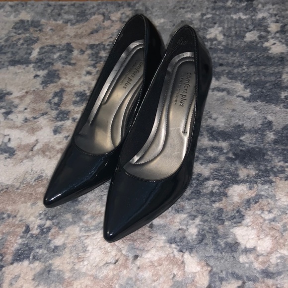 Women black patent black heels - size 5 1/2